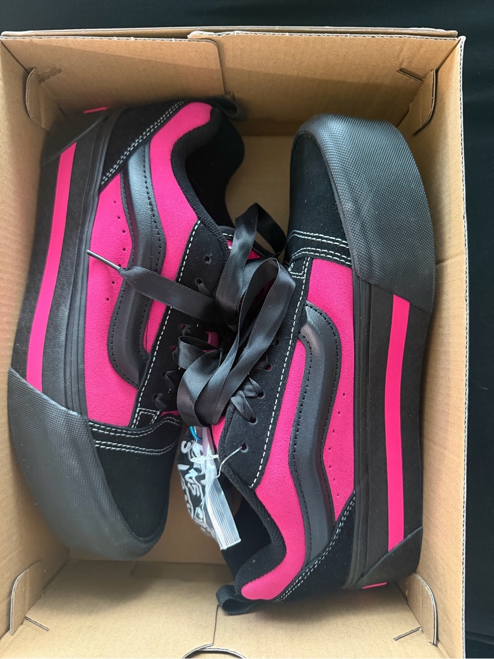 Vans Old Skool Sneakers in Pink and Black - Picture 2 of 3